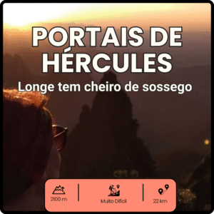Pessoa observa o nascer do sol entre montanhas nos Portais de Hércules, com a frase “Longe tem cheiro de sossego” em destaque.
