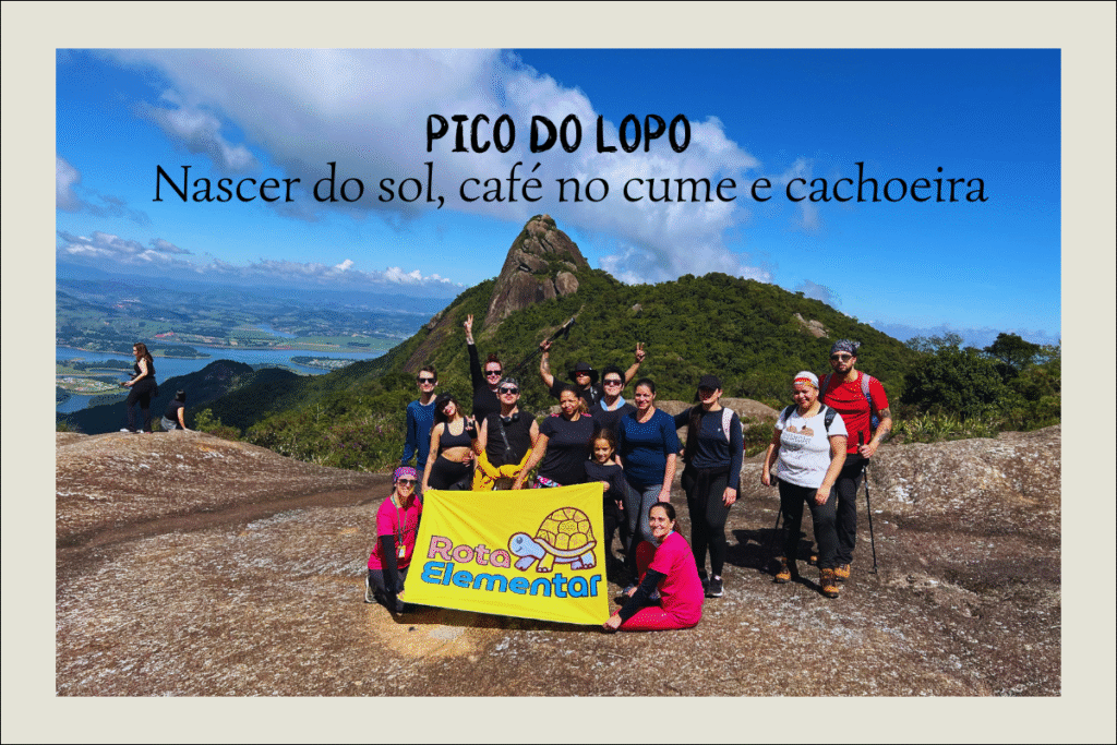 Rota Elementar no Pico do Lopo com bandeira amarela, montanhas ao fundo e céu azul