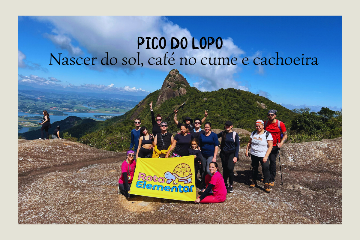 Rota Elementar no Pico do Lopo com bandeira amarela, montanhas ao fundo e céu azul
