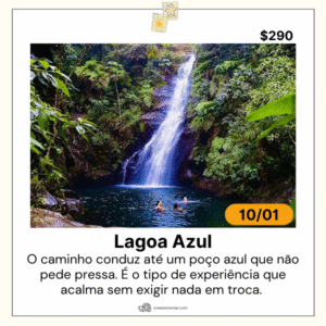Cachoeira da Lagoa Azul em Cubatão, no Núcleo Pilões do Parque Estadual da Serra do Mar, registrada durante roteiro da Rota Elementar, com queda d’água alta formando poço azul profundo cercado por rochas úmidas e mata atlântica fechada.