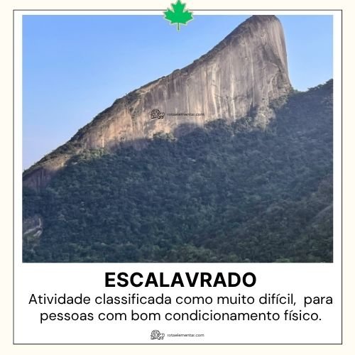 Montanha do Pico do Escalavrado com sua crista rochosa imponente subindo acima da floresta verde.