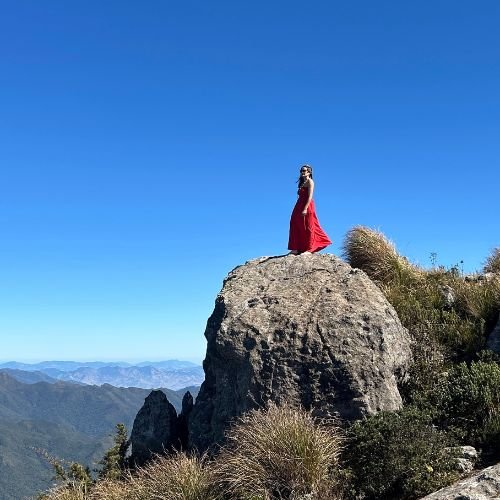 Conquiste o cume na trilha da Pedra Furada com a Rota Elementar. Trekking de nível moderado na Serra da Mantiqueira com segurança e suporte completo!
