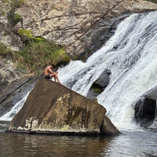 Banho na Cachoeira do Pimenta durante roteiro bate e volta Cunha da Rota Elementar