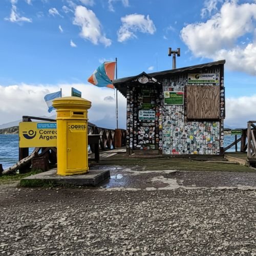Imagem do Correio do Fim do Mundo em Ushuaia, ponto histórico localizado próximo ao Canal Beagle e ao Parque Nacional Tierra del Fuego durante roteiro da Rota Elementar na Patagônia Argentina.