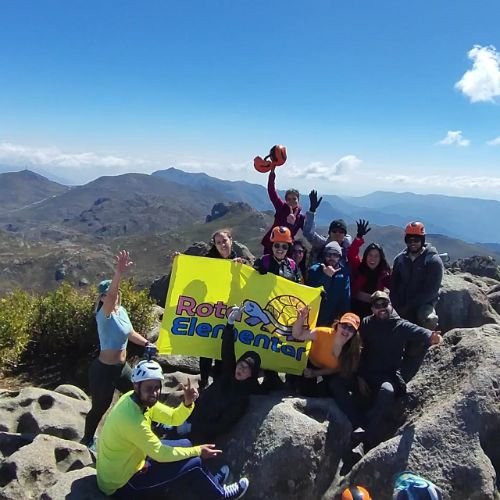 Grupo no cume do Pico das Agulhas Negras durante experiência de montanhismo da Rota Elementar no Parque Nacional do Itatiaia.