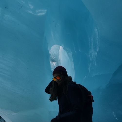 Interior do Glaciar Vinciguerra em Ushuaia durante trekking da Rota Elementar.