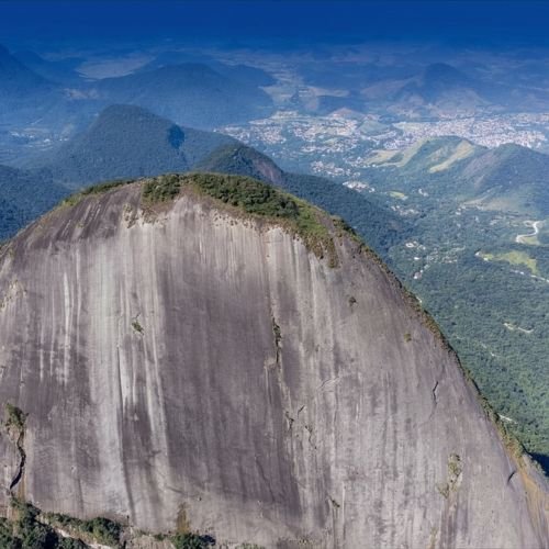Paredão rochoso do Pico do Escalavrado na Serra dos Órgãos com a Rota Elementar