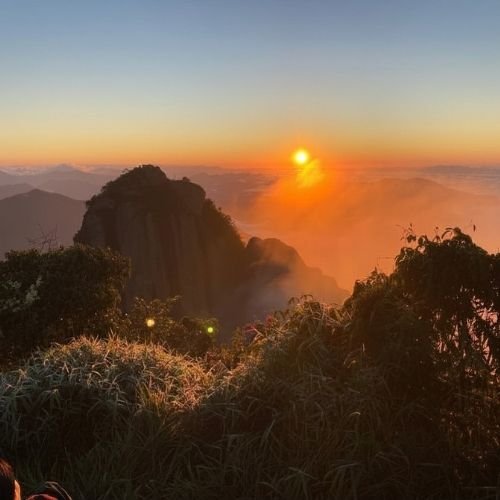 Vivencie o nascer do sol na pedra selada através de uma trilha segura e guiada. Um passeio na pedra selada completo com turismo de natureza e almoço regional.
