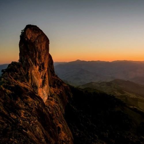 A Pedra do Baú, localizada no município de São Bento do Sapucaí, é o principal símbolo de turismo de aventura e montanhismo na Serra da Mantiqueira paulista. Com 1.950 metros de altitude máxima, este imponente monumento natural atrai praticantes de trekking e entusiastas de atividades ao ar livre que buscam o desafio da subida técnica pela famosa escadaria da Pedra do Baú. O grande diferencial dessa rota é a progressão em uma verdadeira via ferrata, um sistema de proteção vertical composto por degraus e uma imensa escada de ferro chumbada diretamente na rocha viva de gnaisse. Nosso roteiro exclusivo oferece uma experiência de montanha real, conectando a caminhada clássica pela biodiversidade da Mata Atlântica até a verticalidade do paredão rochoso.A expedição da Rota Elementar foi planejada sob rígidos critérios de gestão de risco e segurança operacional. Ao escolher nosso serviço de guia de turismo de aventura, você garante:Logística Inteligente: Agendamento prévio oficial no parque e escolha dos melhores horários para evitar aglomerações no início da subida vertical.Condução Próxima: Grupos reduzidos com número limitado de vagas, assegurando atenção individualizada em cada um dos degraus metálicos do percurso.Kit Técnico Completo: Fornecimento de todos os Equipamentos de Proteção Individual (EPIs) homologados, incluindo cadeirinha de montanhismo, capacete e talabarte duplo (longe) com mosquetões de trava automática para conexão constante na linha de vida.