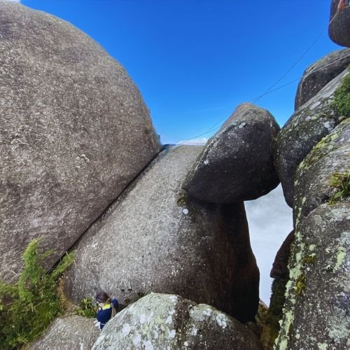 Teste seus limites na trilha do Pico do Itaguaré, uma montanha clássica do montanhismo nacional. Com aclive contínuo e navegação em cristas expostas, este roteiro exige preparo físico moderado e premia seu esforço com um acampamento inesquecível a 2.308 metros de altitude.
