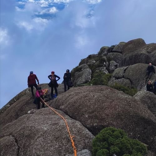 Suba o Pico do Itaguaré com a segurança e a logística da Rota Elementar. Nosso roteiro oferece guiagem de montanha especializada, grupo reduzido e transporte próximo para você vencer os blocos de pedra e o clima instável da Serra da Mantiqueira com total suporte profissional.