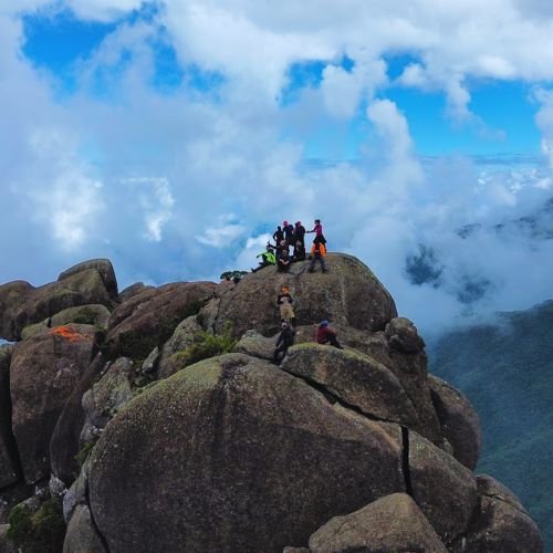 Conquiste o Pico do Itaguaré, cume icônico com 2.308 metros de altitude. Viva a experiência de fazer um acampamento na Serra da Mantiqueira acima das nuvens, explorando fendas rochosas impressionantes e a vista de 360 graus que consagra a travessia Marins-Itaguaré.