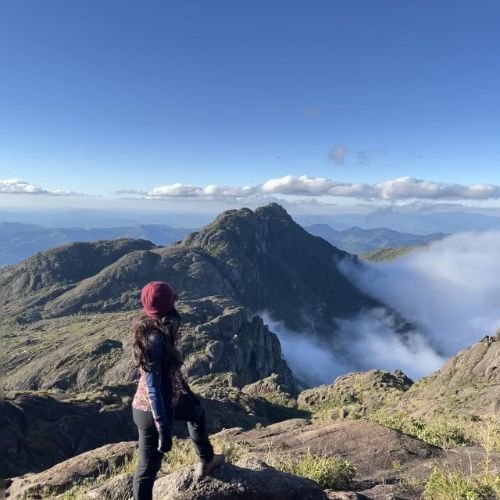 Conquiste o Pico dos Marins, o segundo ponto mais alto de São Paulo com 2.420 metros de altitude. Viva a experiência de fazer um acampamento na Serra da Mantiqueira acima das nuvens, explorando lajedos de granito imponentes e uma vista de 360 graus que abre a lendária travessia Marins-Itaguaré.