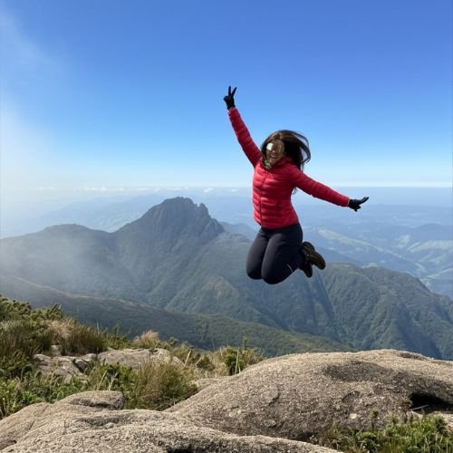 Teste seus limites na trilha do Pico dos Marins, um dos trekkings mais técnicos do Brasil. Com aclive acentuado e navegação por tótens na rocha, este roteiro exige preparo físico moderado a avançado e premia seu esforço com um acampamento inesquecível a 2.420 metros de altitude.