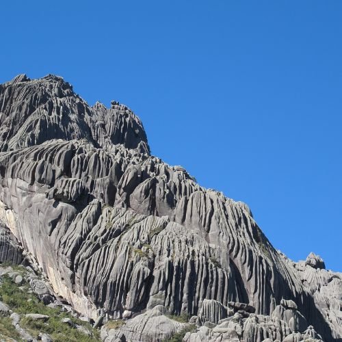 Formações rochosas do Pico das Agulhas Negras no Parque Nacional do Itatiaia durante experiência de montanhismo da Rota Elementar.
