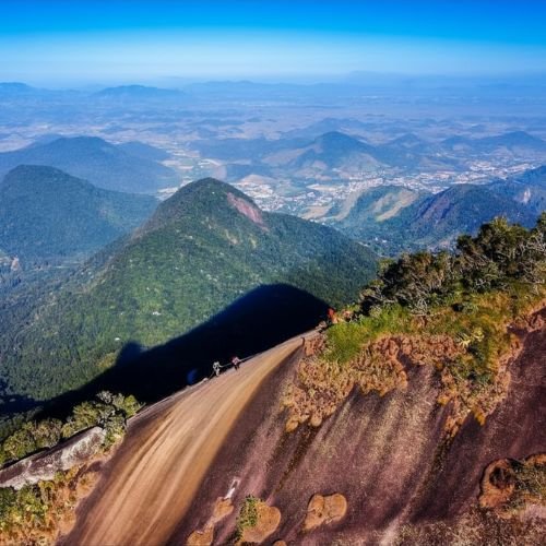 Subida ao Pico do Escalavrado em Teresópolis durante trilha da Rota Elementar