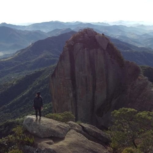 Pratique o montanhismo na Pedra Selada com foco em sustentabilidade e segurança coletiva. Caminhe pela mata atlântica de altitude acompanhado por um guia de ecoturismo e desfrute de um roteiro integrado que une a força natural da Pedra Selada ao sabor de um almoço típico e um passeio no vilarejo.