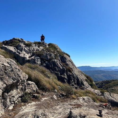 Explore os campos de altitude na famosa trilha da Pedra Furada. Uma caminhada de até 5h em Itatiaia ideal para iniciantes no montanhismo de altitude.
