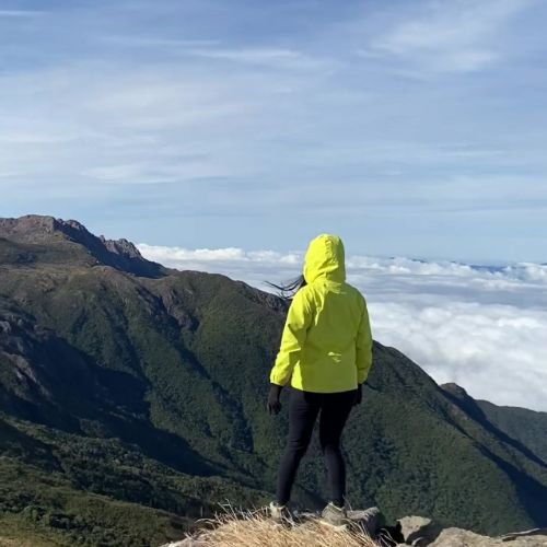 Conheça a trilha da Pedra Furada, marco geológico na divisa entre RJ e MG. Desfrute de paisagens únicas e logística completa com a Rota Elementar.