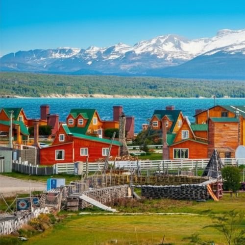 Imagem de Tolhuin na Terra do Fogo, pequeno vilarejo localizado entre Ushuaia e Río Grande durante a Expedição Ushuaia da Rota Elementar pela Patagônia Argentina.