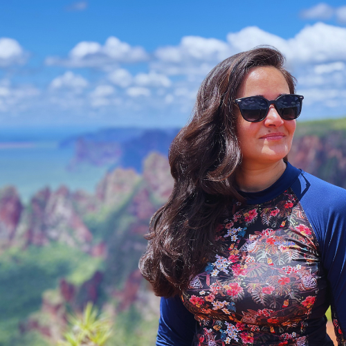 Angela Patricia Felipe Gama, fundadora da Rota Elementar, em uma paisagem de montanha durante expedição de ecoturismo e cultura;