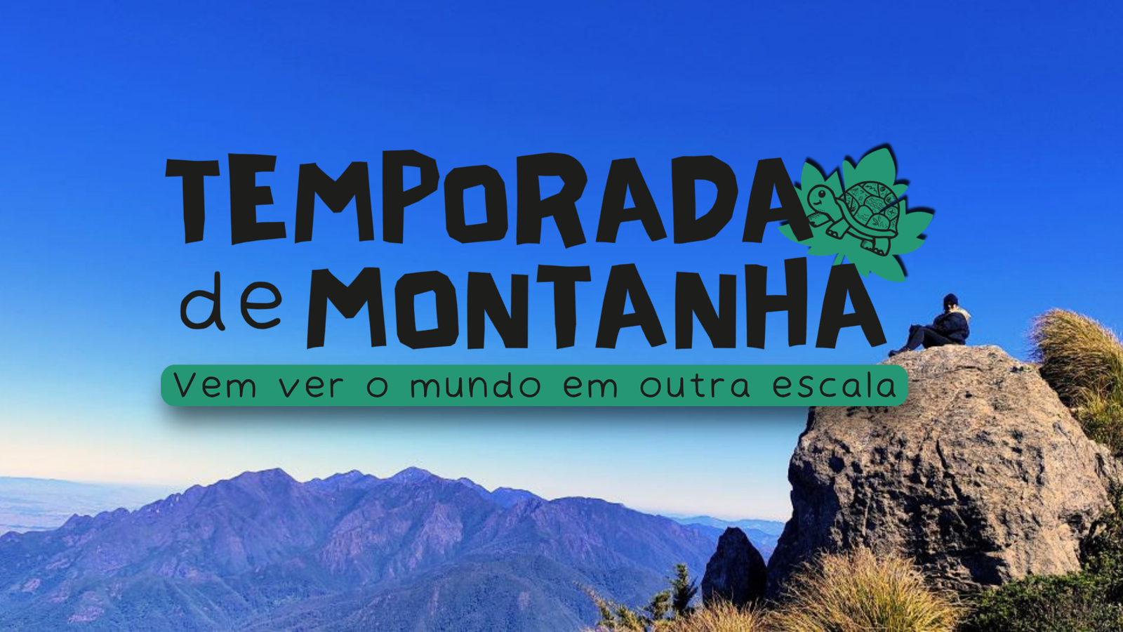 Banner com o texto "Temporada de Montanha" sobre imagem de montanhas azuis e um trilheiro sentado em uma rocha.