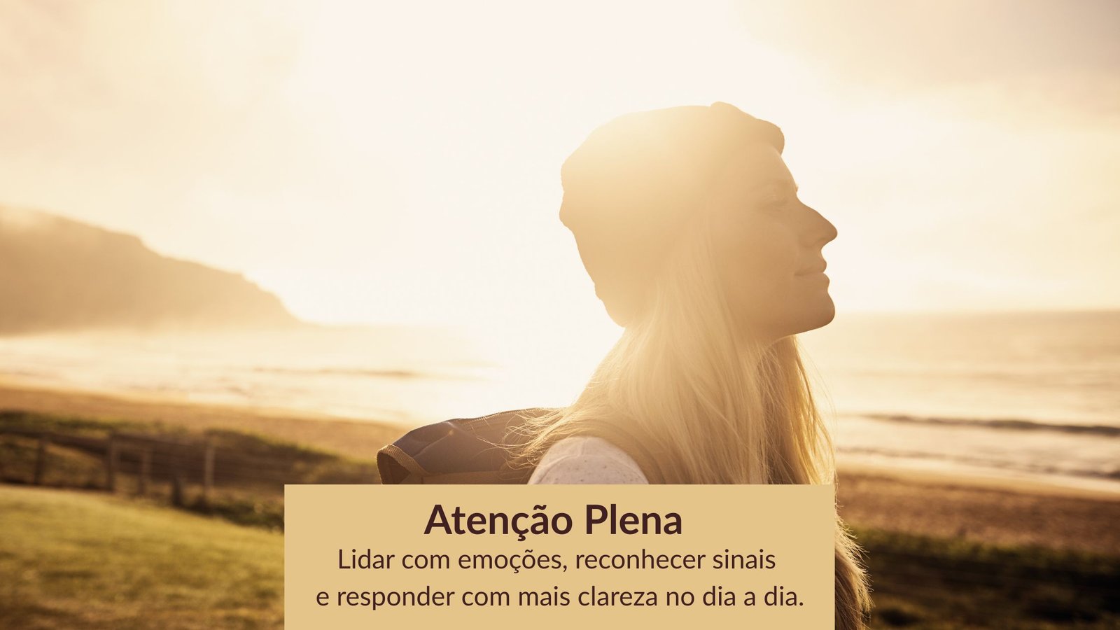 Mulher praticando Atenção Plena ao ar livre durante o pôr do sol.