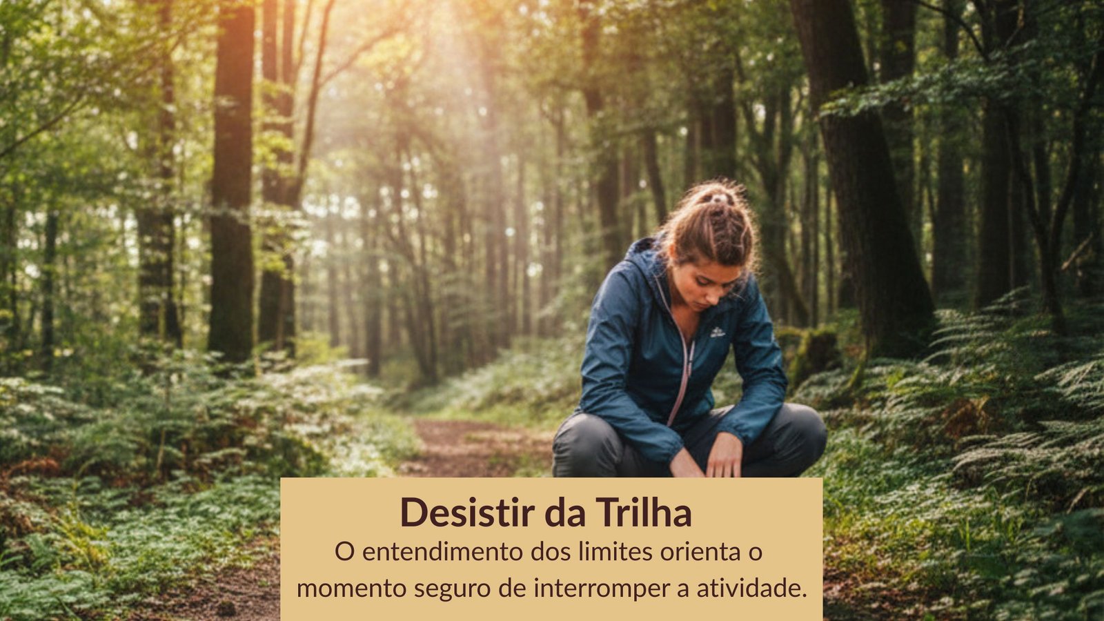 Uma caminhante agachada com as mãos nos joelhos e cabeça baixa expressa o momento técnico de desistir da trilha por cansaço acumulado, posicionada em um caminho de terra no interior de uma floresta densa com raios de sol ao fundo.