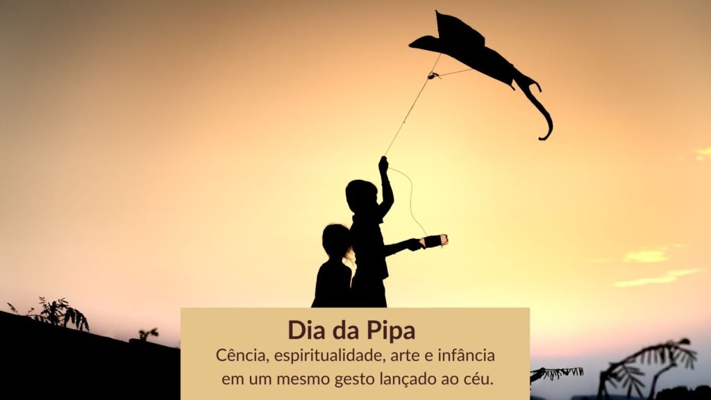 Crianças empinando pipa ao pôr do sol no Dia Internacional da Pipa.