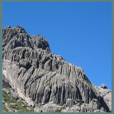 Ascensão ao Pico das Agulhas Negras (2.790,94 m), quinta montanha mais alta do Brasil. Subida ao cume no sábado, jantar e pernoite inclusos, café da manhã, cachoeira e almoço no domingo antes do retorno.