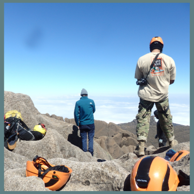 Ascensão ao Pico das Agulhas Negras (2.790,94 m), quinta montanha mais alta do Brasil. Subida ao cume no sábado, jantar e pernoite inclusos, café da manhã, cachoeira e almoço no domingo antes do retorno.