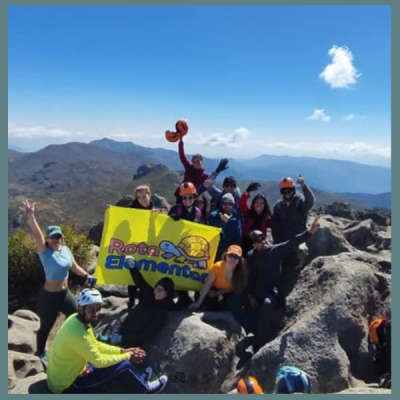 Ascensão ao Pico das Agulhas Negras (2.790,94 m), quinta montanha mais alta do Brasil. Subida ao cume no sábado, jantar e pernoite inclusos, café da manhã, cachoeira e almoço no domingo antes do retorno.