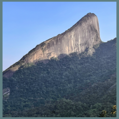 Trilha no Pico do Escalavrado, em Teresópolis, com 700 m de desnível e percurso de 6 km ida e volta. Roteiro classificado como muito difícil, com transporte executivo, guia profissional e condução técnica especializada.