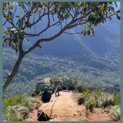 Trilha no Pico do Escalavrado, em Teresópolis, com 700 m de desnível e percurso de 6 km ida e volta. Roteiro classificado como muito difícil, com transporte executivo, guia profissional e condução técnica especializada.