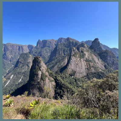 Trilha no Pico do Escalavrado, em Teresópolis, com 700 m de desnível e percurso de 6 km ida e volta. Roteiro classificado como muito difícil, com transporte executivo, guia profissional e condução técnica especializada.