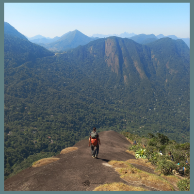 Trilha no Pico do Escalavrado, em Teresópolis, com 700 m de desnível e percurso de 6 km ida e volta. Roteiro classificado como muito difícil, com transporte executivo, guia profissional e condução técnica especializada.