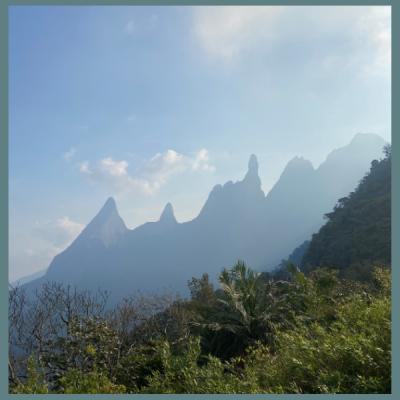 Trilha no Pico do Escalavrado, em Teresópolis, com 700 m de desnível e percurso de 6 km ida e volta. Roteiro classificado como muito difícil, com transporte executivo, guia profissional e condução técnica especializada.
