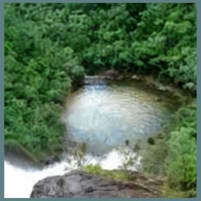 Subida ao Pico do Tira Chapéu com caminhada em terreno aberto, ganho de altitude constante e vista ampla no cume da Serra da Bocaina. No retorno, pausa para banho na Cachoeira Santo Isidro, com tempo para descansar o corpo e encerrar o dia em água corrente.