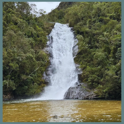 Subida ao Pico do Tira Chapéu com caminhada em terreno aberto, ganho de altitude constante e vista ampla no cume da Serra da Bocaina. No retorno, pausa para banho na Cachoeira Santo Isidro, com tempo para descansar o corpo e encerrar o dia em água corrente.