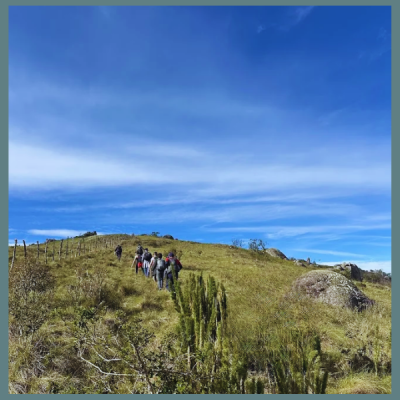 Subida ao Pico do Tira Chapéu com caminhada em terreno aberto, ganho de altitude constante e vista ampla no cume da Serra da Bocaina. No retorno, pausa para banho na Cachoeira Santo Isidro, com tempo para descansar o corpo e encerrar o dia em água corrente.