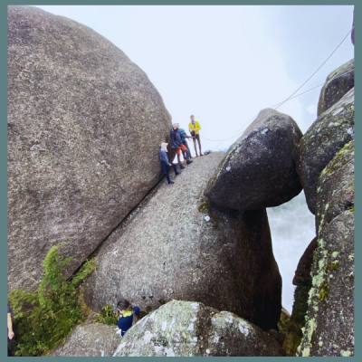 Nascer e pôr do sol no Pico do Itaguaré, a montanha mais imponente da Mantiqueira. Acampamento em altitude, crista exposta e cume a 2.308 m com vista aberta para toda a serra. Experiência completa de montanha com condução técnica e jantar incluso.