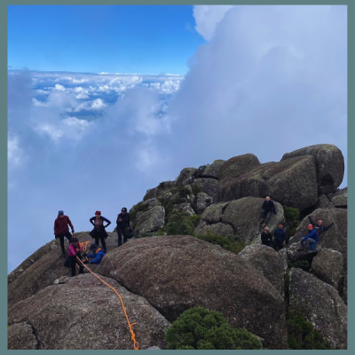 Nascer e pôr do sol no Pico do Itaguaré, a montanha mais imponente da Mantiqueira. Acampamento em altitude, crista exposta e cume a 2.308 m com vista aberta para toda a serra. Experiência completa de montanha com condução técnica e jantar incluso.
