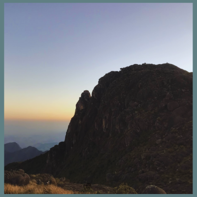 Nascer e pôr do sol no Pico do Itaguaré, a montanha mais imponente da Mantiqueira. Acampamento em altitude, crista exposta e cume a 2.308 m com vista aberta para toda a serra. Experiência completa de montanha com condução técnica e jantar incluso.