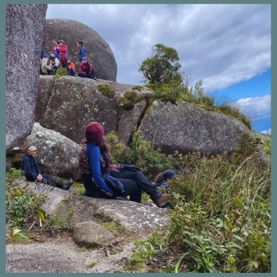 Nascer e pôr do sol no Pico do Itaguaré, a montanha mais imponente da Mantiqueira. Acampamento em altitude, crista exposta e cume a 2.308 m com vista aberta para toda a serra. Experiência completa de montanha com condução técnica e jantar incluso.