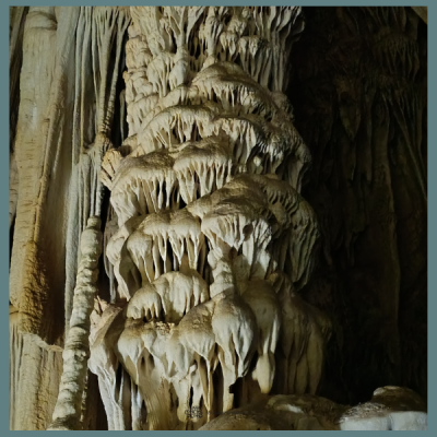 Vale das Ostras com trilha por poços naturais e a Cachoeira Meu Deus, seguida de visita monitorada à Caverna do Diabo, com passarelas iluminadas e formações calcárias preservadas.
