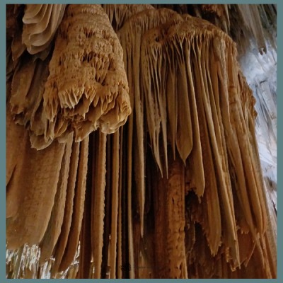 Vale das Ostras com trilha por poços naturais e a Cachoeira Meu Deus, seguida de visita monitorada à Caverna do Diabo, com passarelas iluminadas e formações calcárias preservadas.