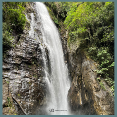 Vale das Ostras com trilha por poços naturais e a Cachoeira Meu Deus, seguida de visita monitorada à Caverna do Diabo, com passarelas iluminadas e formações calcárias preservadas.