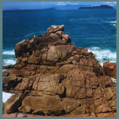 Trilha da Praia das Sete Fontes em Ubatuba com acesso à Gruta do Pirata. Caminhada de 12 km por Mata Atlântica, praias preservadas e costão rochoso.