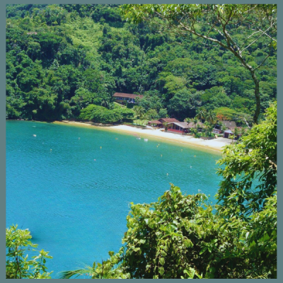 Trilha da Praia das Sete Fontes em Ubatuba com acesso à Gruta do Pirata. Caminhada de 12 km por Mata Atlântica, praias preservadas e costão rochoso.