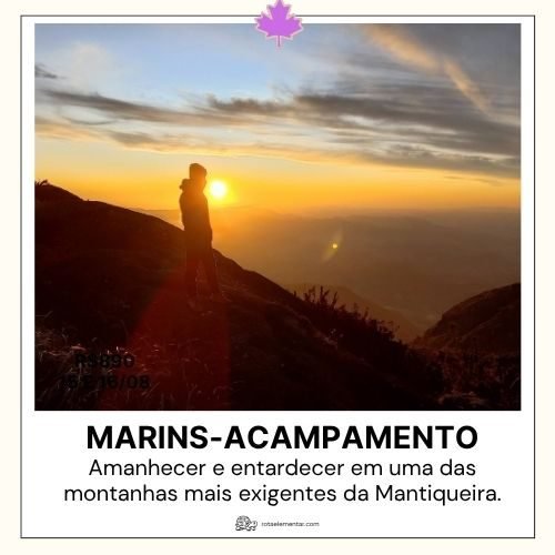 Silhueta de pessoa observando o nascer do sol no Pico dos Marins, com mar de nuvens e céu alaranjado.